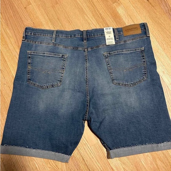 NWT Men’s size 42 Levi shorts - Picture 2 of 3